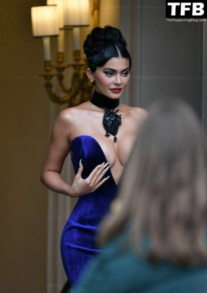 Busty Kylie Jenner Flaunts Her Deep Cleavage in Paris (54 Photos + Video) - city Paris on modelies.com