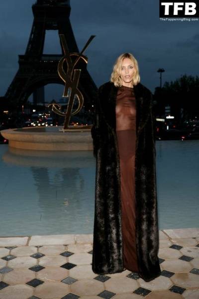 Anja Rubik Flashes Her Nude Tits at the Saint Laurent Womenswear Show in Paris - city Paris on modelies.com