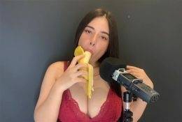 ASMR Wan Sucking a Banana Video Leaked on modelies.com