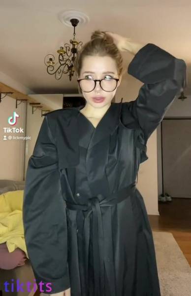 An aspiring blogger pulls down her robe to retro TikTok tracks on modelies.com