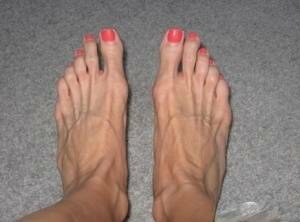 Sexy pornstar Erica Lauren flaunts painted sexy toes in sandals & bare on modelies.com