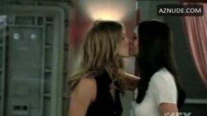 Tiktok Porn Jennifer Aniston and Courteney Cox kiss from Dirt season 1 finale episode on modelies.com