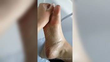 Strawberrytoex showering my tiny feet after a cho xxx onlyfans porn on modelies.com