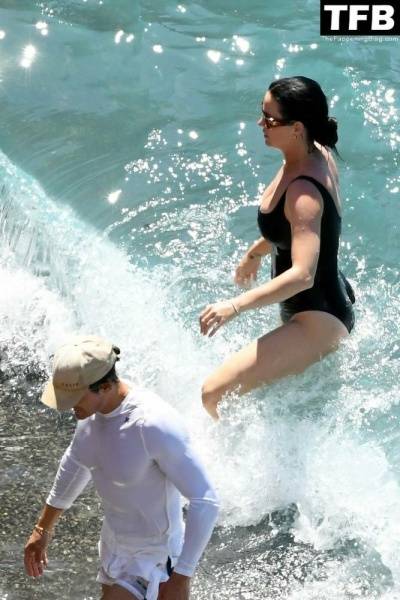 Katy Perry & Orlando Bloom Enjoy Their Summer Vacation on Positano on modelies.com