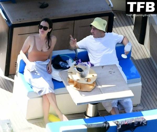 Elizabeth Reaser Has a Great Time with Bruce Gilbert While on Holiday in Positano on modelies.com