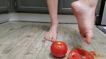 Thedavinagold food compression tomatoes watch me as i squeeze tomatoes in between my feet you wouldn on modelies.com