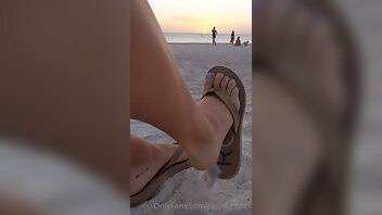 Jaysbigsoles watch my feet relax at the beach on modelies.com