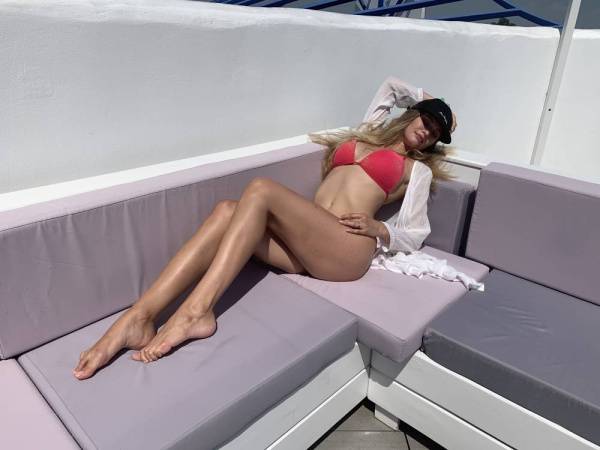 Stella Cardo & her sexy legs on modelies.com