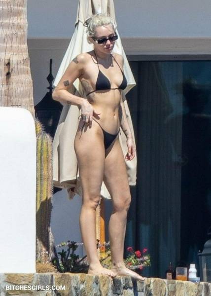 Miley Cyrus Nude Celebrity Tits Photos on modelies.com